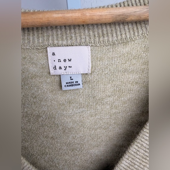 A New Day NWT Olive Green V-Neck Sweater Size Large - Picture 3 of 6